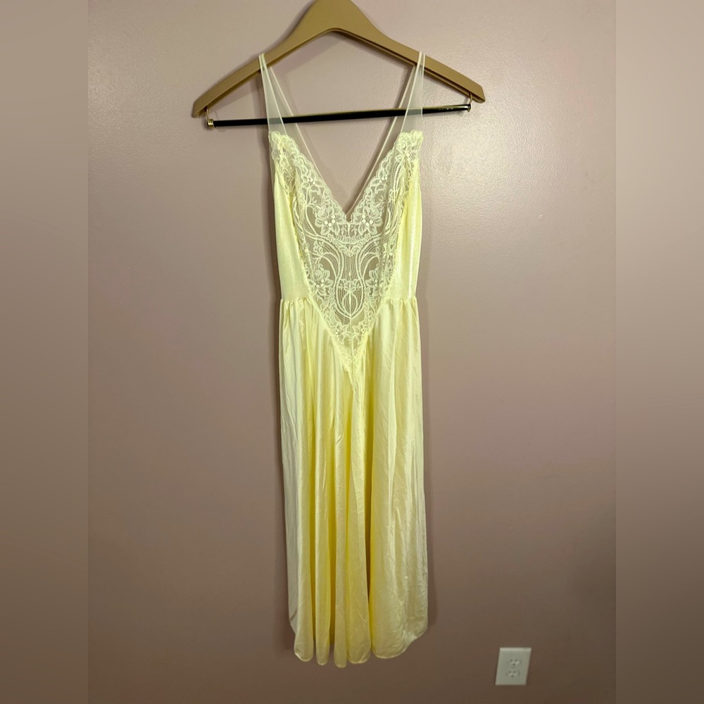 Vintage yellow w/lace nightgown